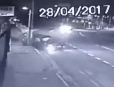 Πήγαν για κόντρες και τους έβγαλε νοκ-άουτ ένας ... στύλος! (βίντεο)